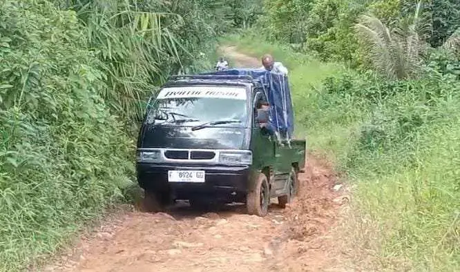 Jalan Rusak, PPK Cigudeg Bertaruh Nyawa Distribusikan Logistik Pilkada