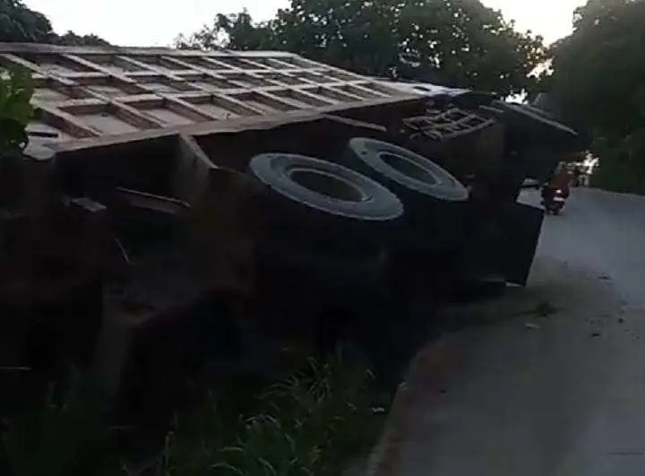 Akibat Gearbox Rusak, Truk Tambang Terguling di Gunung Sindur