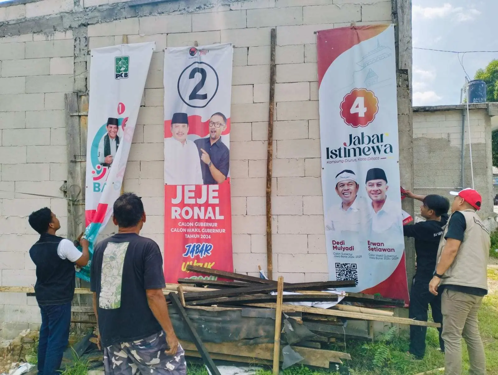 Ratusan APK Diturunkan, Panwascam Leuwisadeng Jaga Kondusivitas Masa Tenang Pilkada
