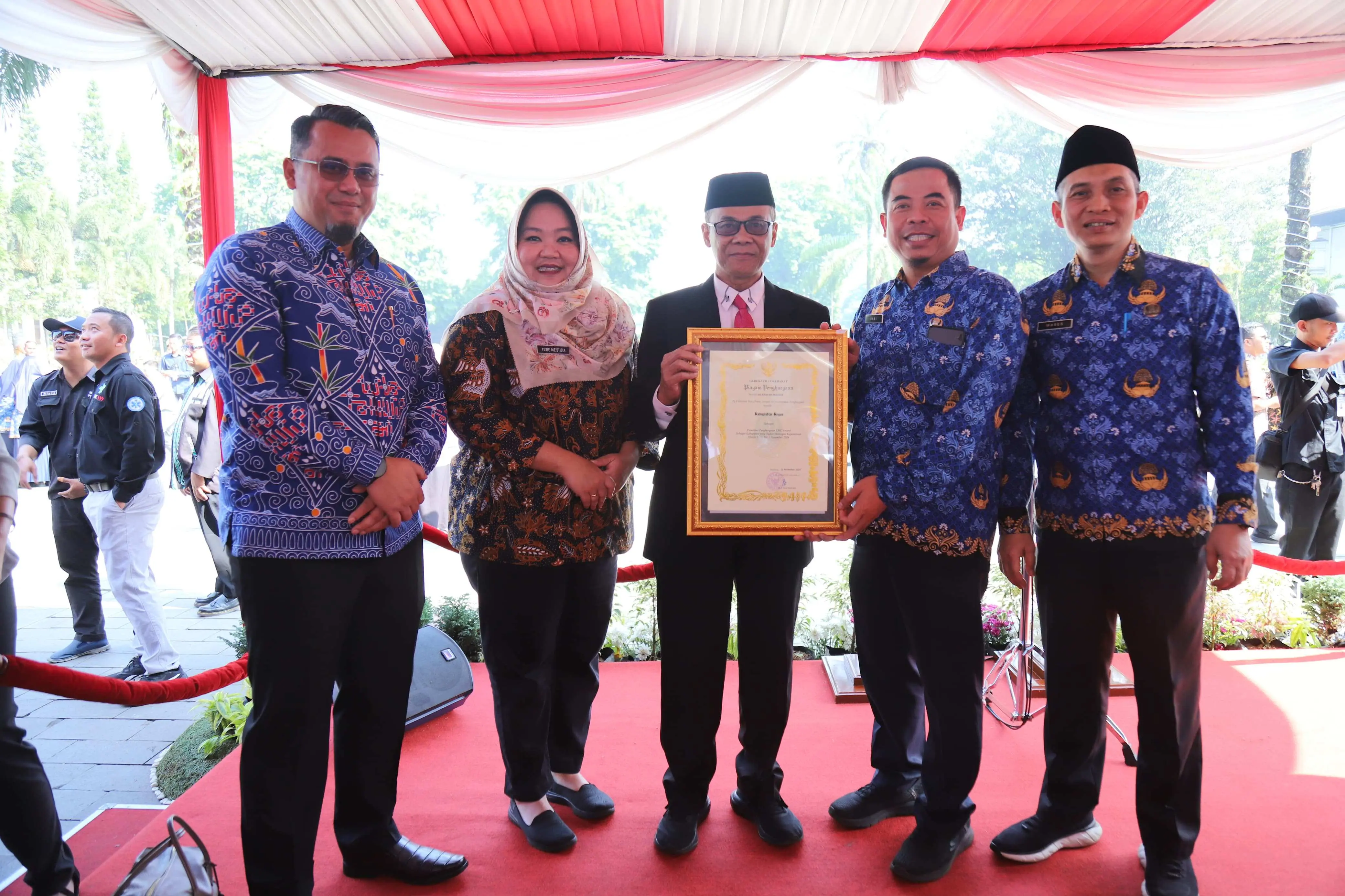 Pemkab Bogor Sabet Penghargaan UHC Award Pada Peringatan Hari Kesehatan Nasional Tingkat Jabar