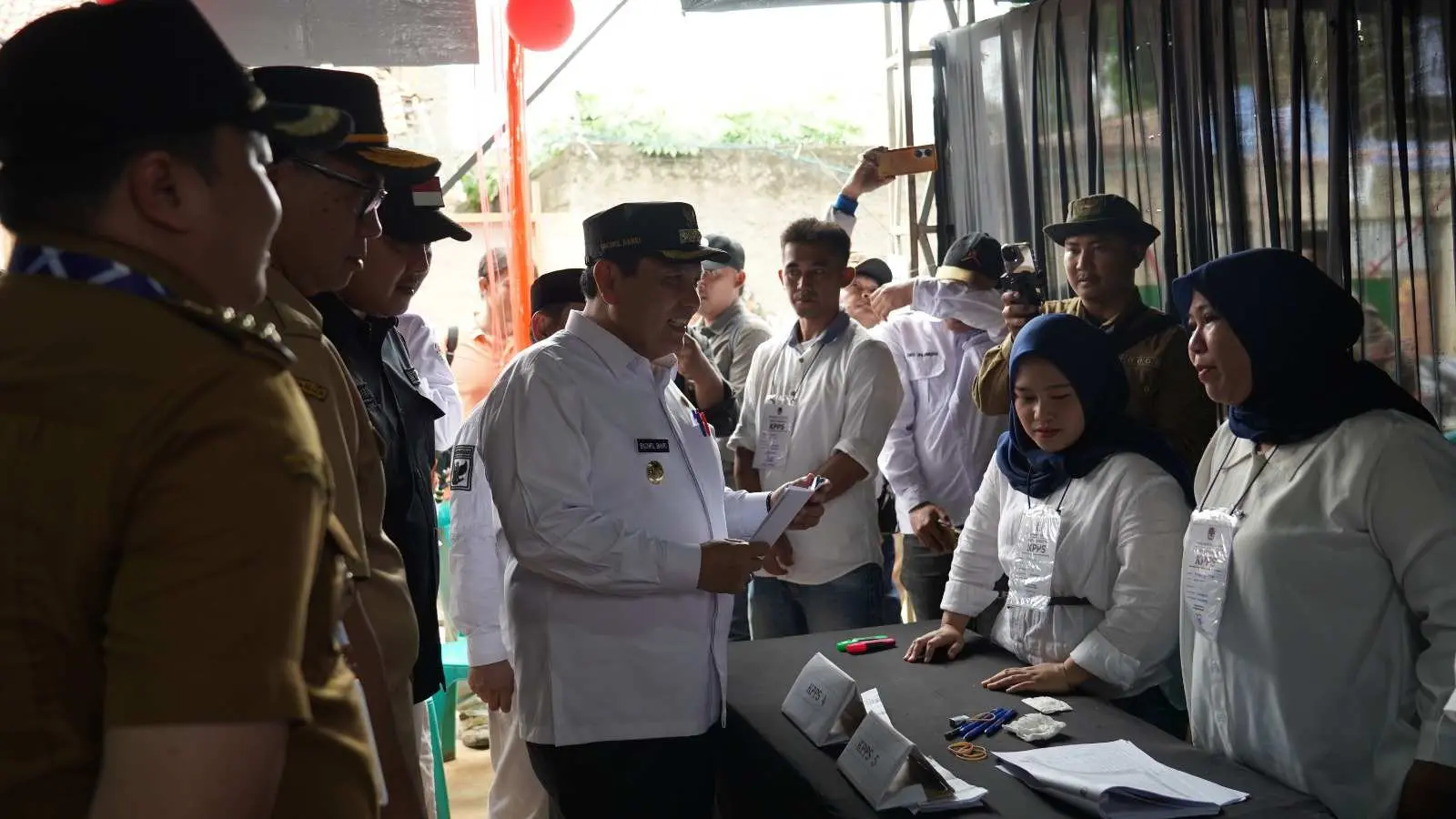 Pj Bupati Bogor Pantau Sejumlah TPS Di Kabupaten Bogor, Pastikan Pilkada Berlangsung Dengan Baik