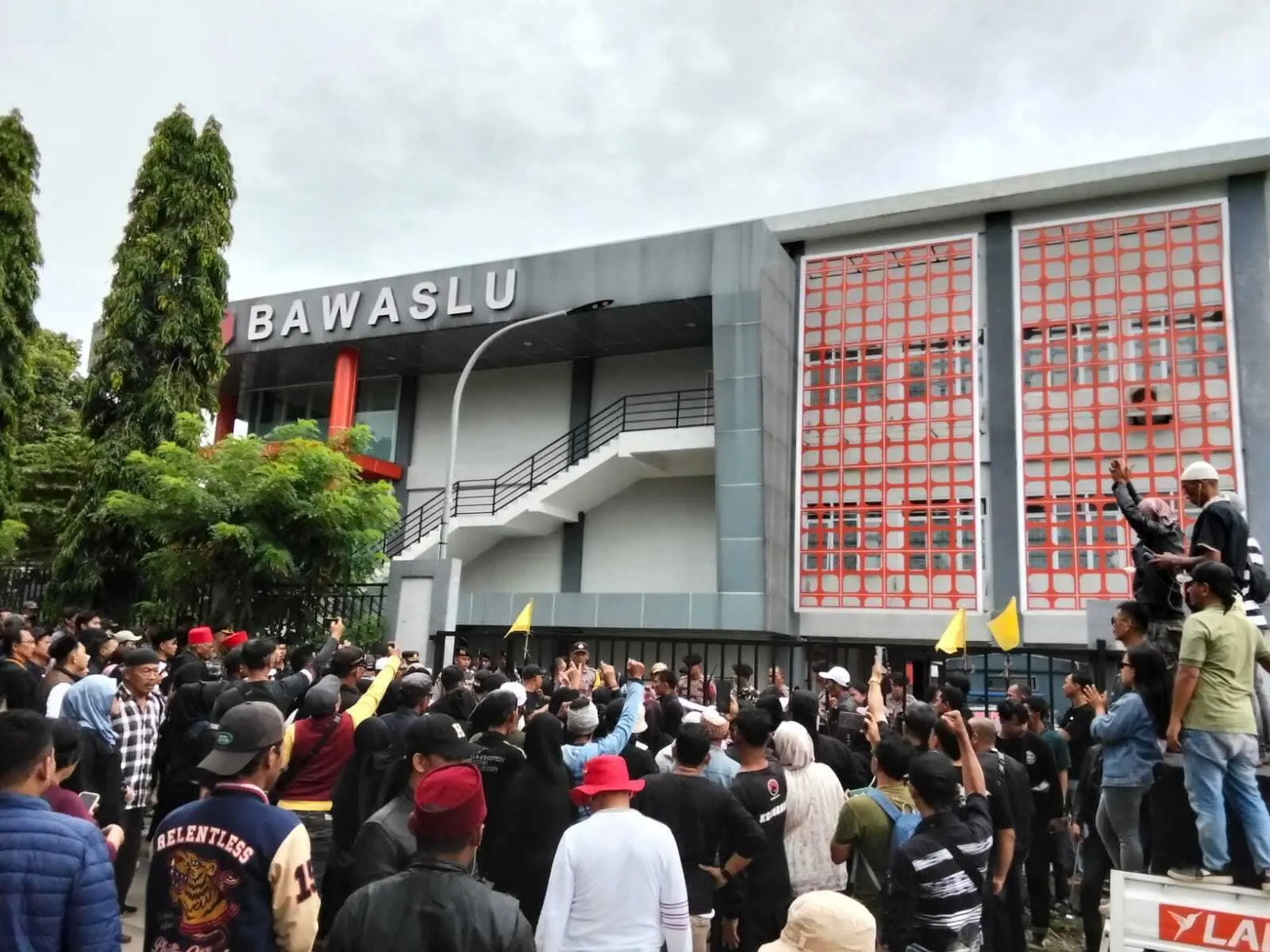 Buntut Video Kecurangan Pilkada 2024 Viral, Ribuan Massa Geruduk Kantor KPU dan Bawaslu Kabupaten Bogor