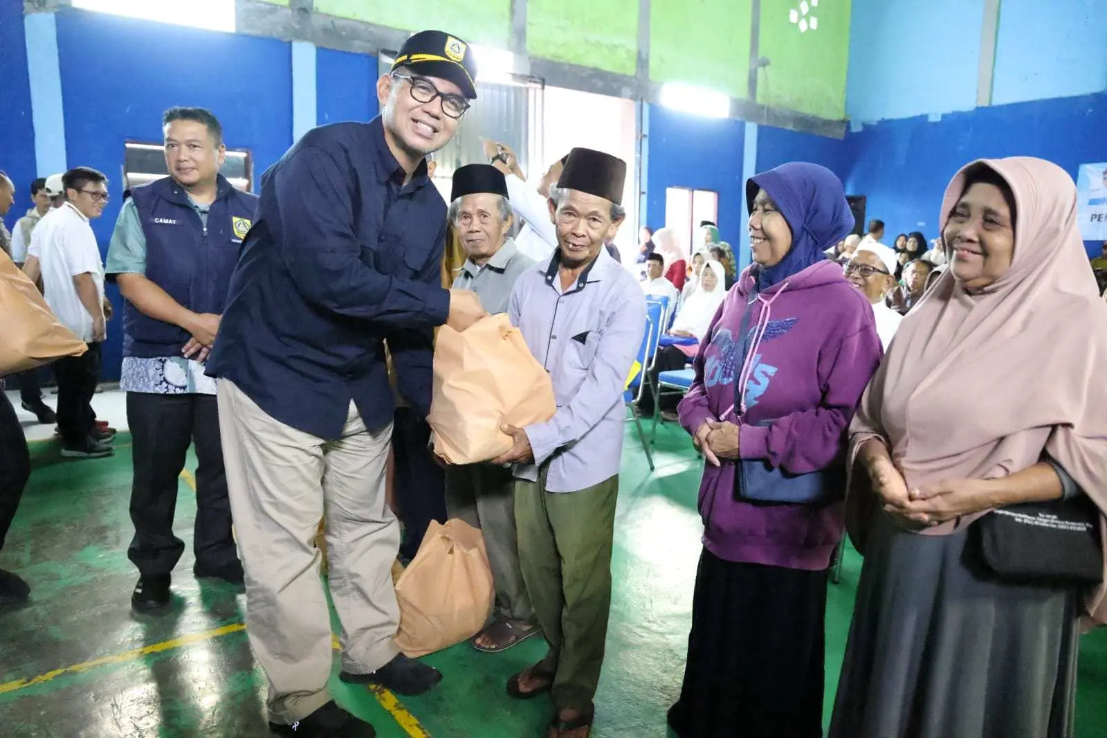 Sekda Ajat Beri Bansos ke Warga Kategori Miskin di Desa Pancawati