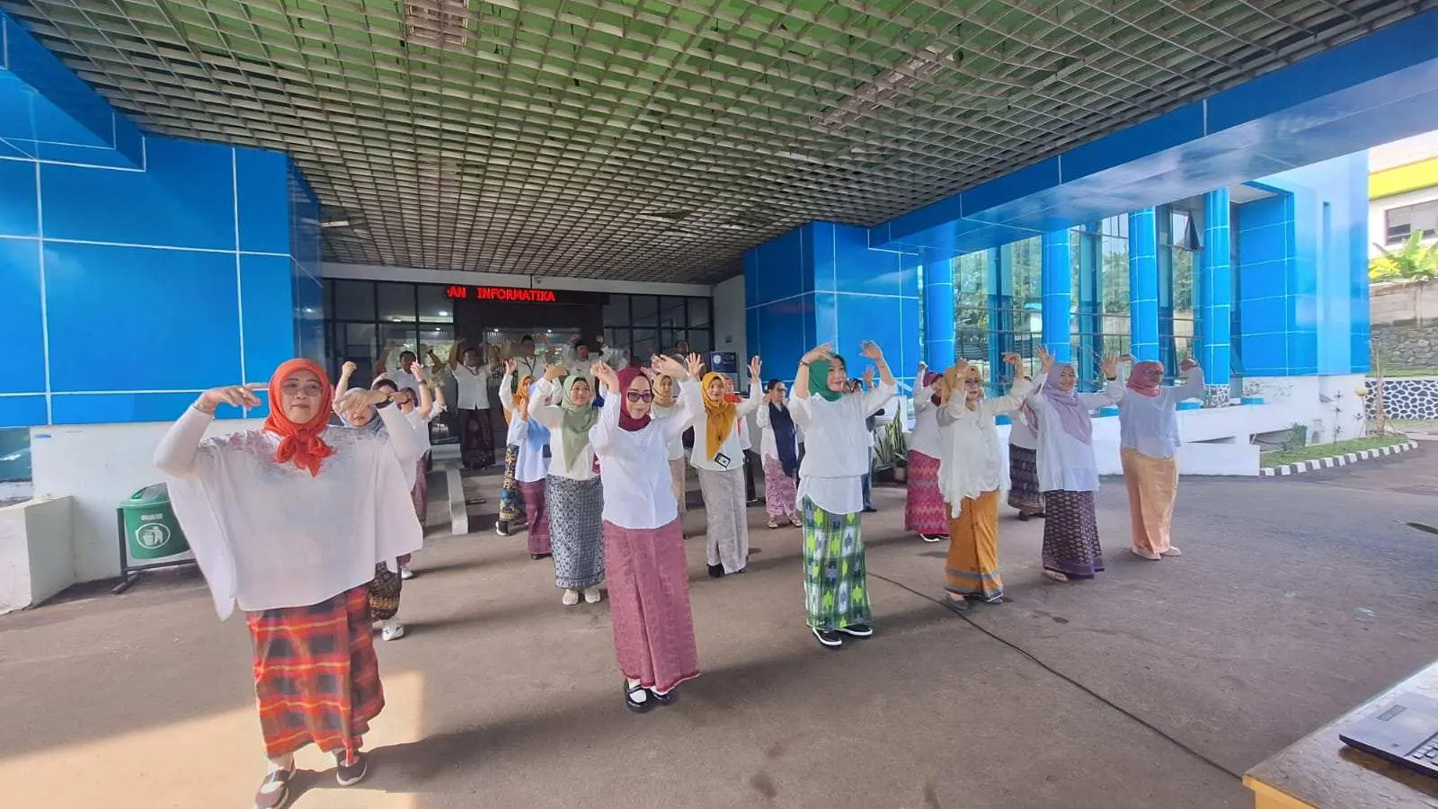 Pemakaian Sarung Tenun Majalaya Oleh Ribuan ASN di Lingkup Pemkab Bogor Pecahkan Rekor Muri