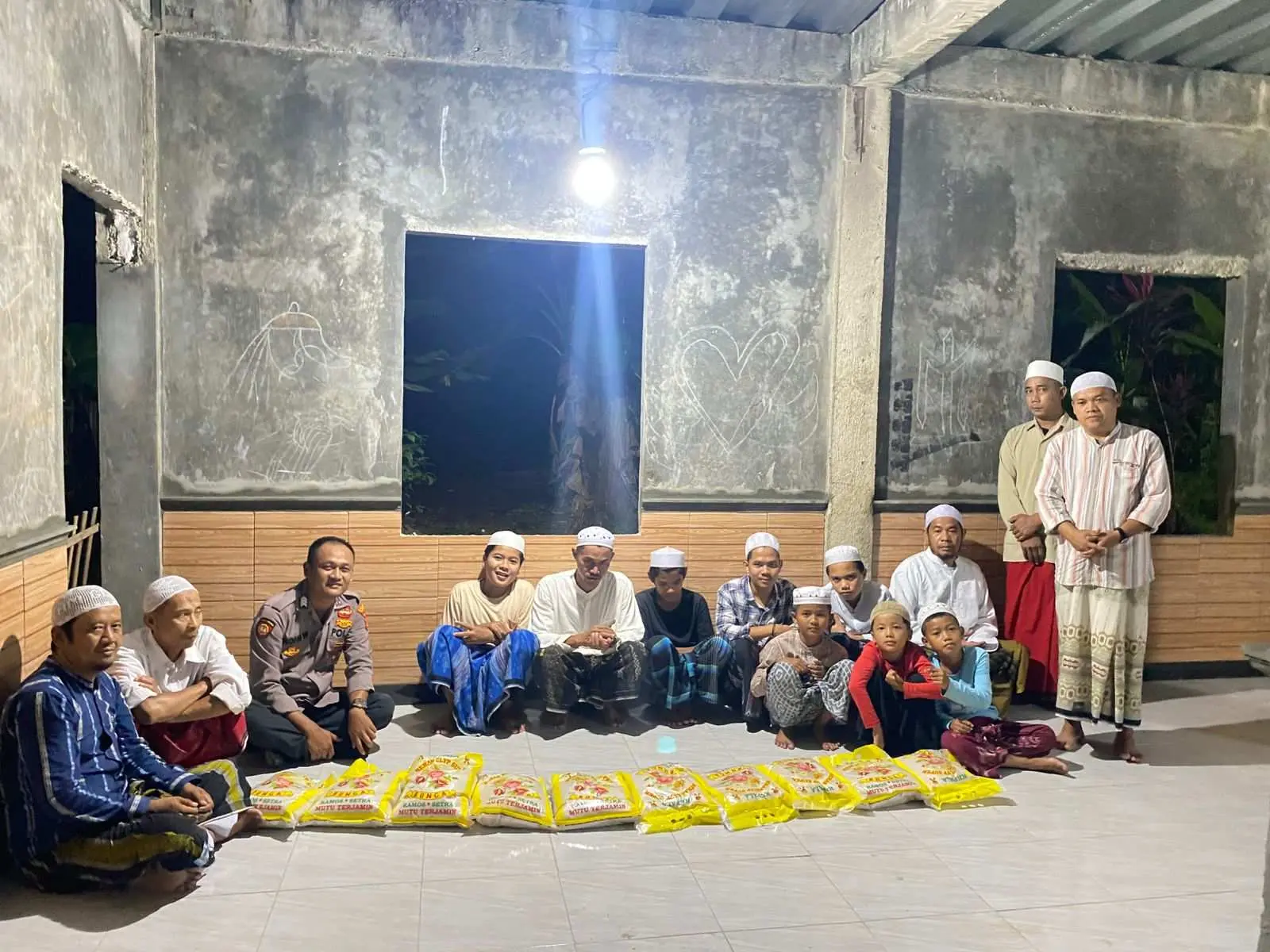 Kapolres Bogor Berikan Bantuan Beras kepada Masyarakat Di Cigudeg, Ini Harapan Warga