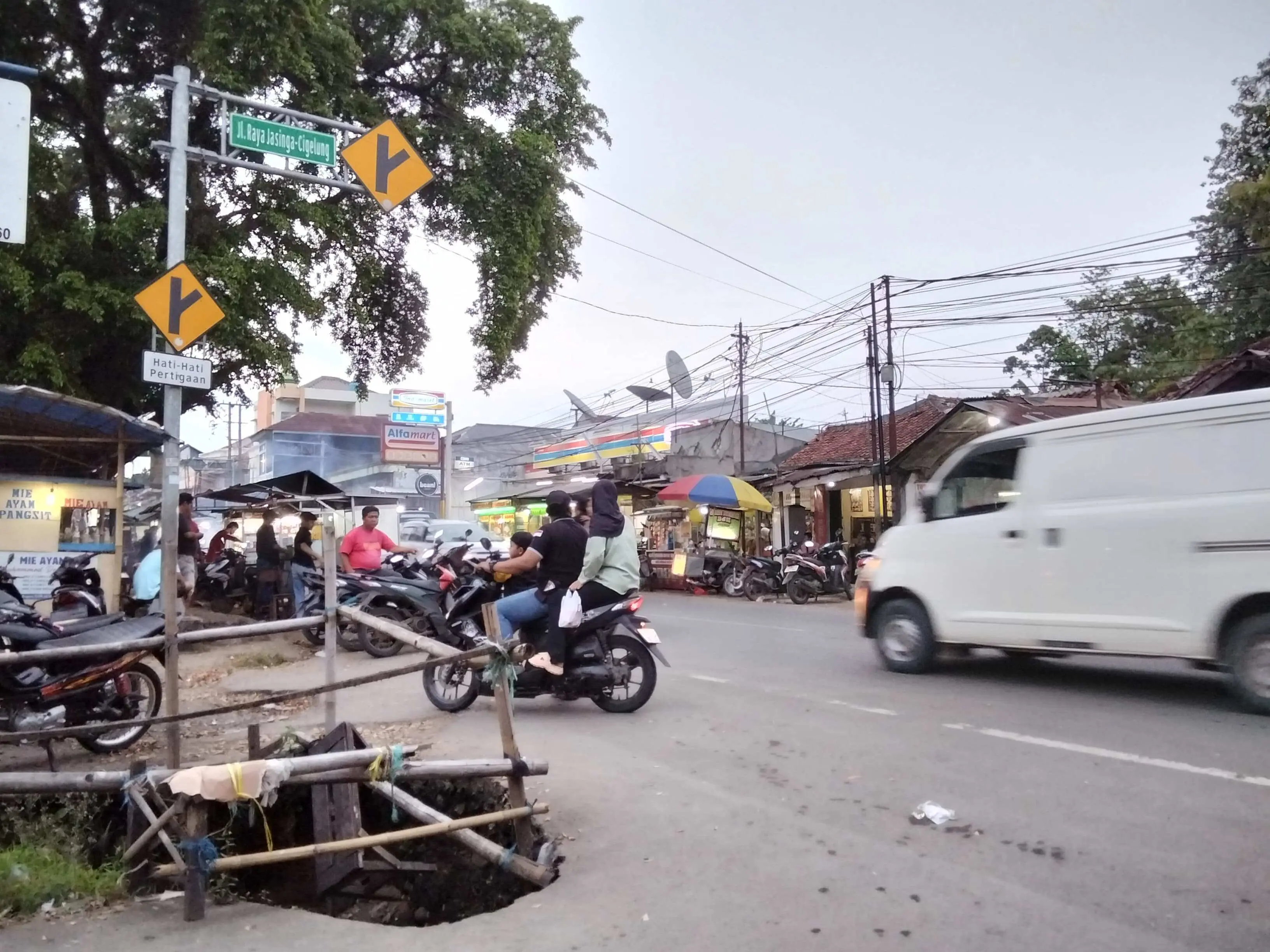 Waspada!! Jalan Menuju Taman Tematik Jasinga dan GOR Jasinga, Ambrol