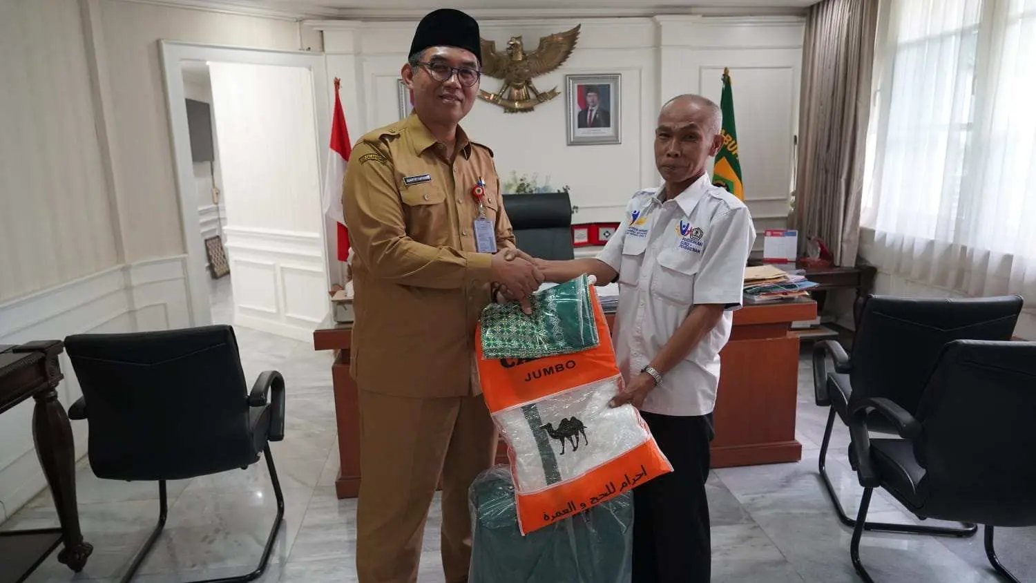 Samsudin, Guru SLB Mekarsari 1 Inspiratif Terima Hadiah Umroh dari Pemkab Bogor