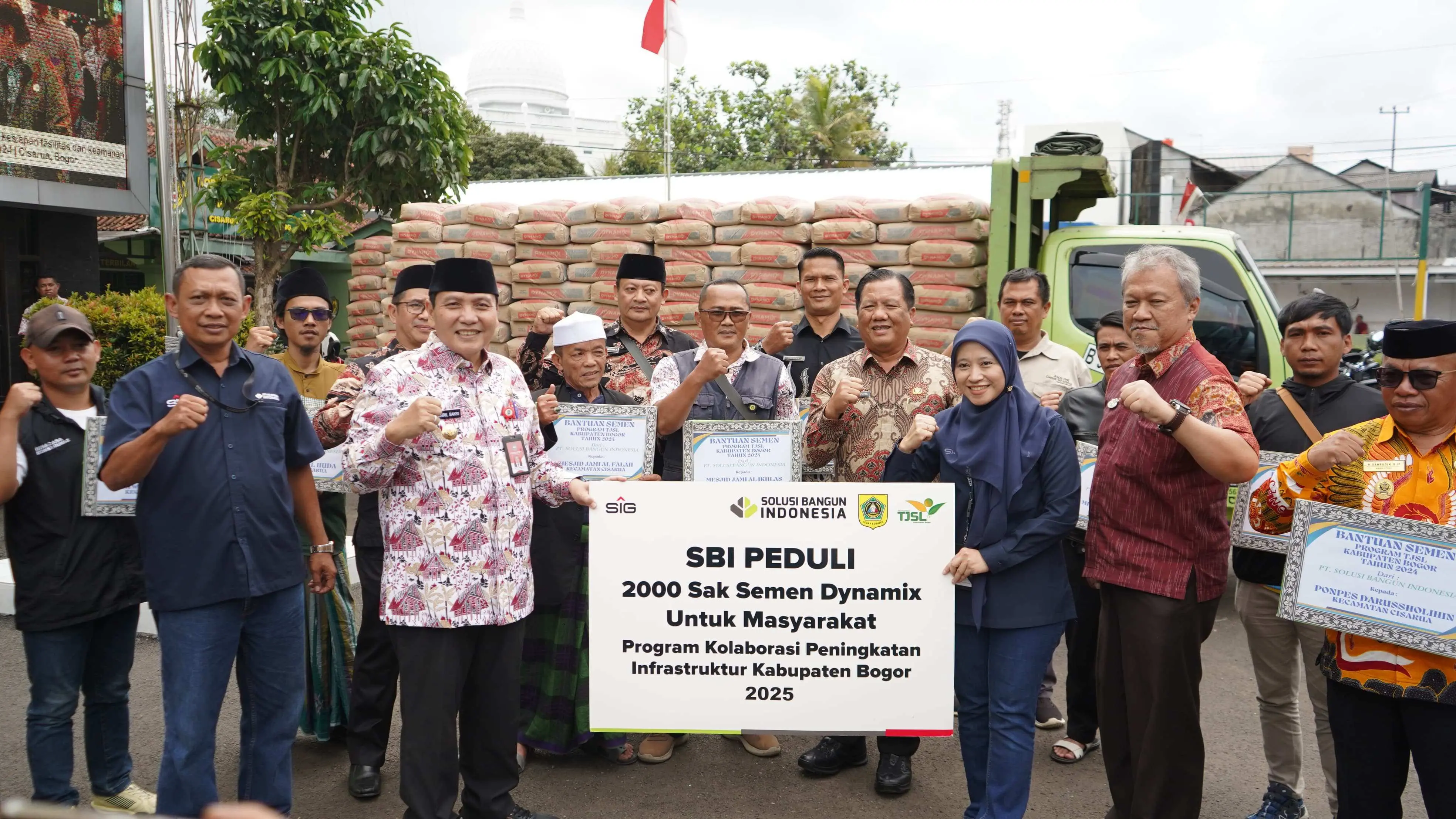 Pj Bupati Bogor Bersama Forum TJSL Salurkan Ribuan Sak Semen ke Warga