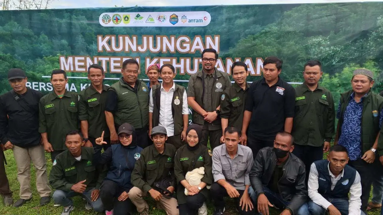 Menhut RI Raja Juli Antoni Ngabuburit di Desa Bantar Karet Nanggung 