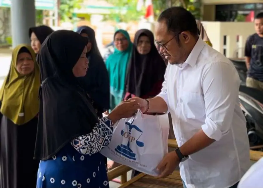 Kantor Hukum Oteu Herdiansyah Salurkan Ratusan Paket Sembako sambil Santuni Anak Yatim, Duafa, dan Lansia