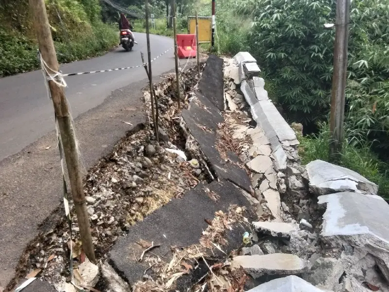 TPT Banyuwangi-Cigudeg Ambrol Usai Dibangun, Diduga Proyek Asal Jadi