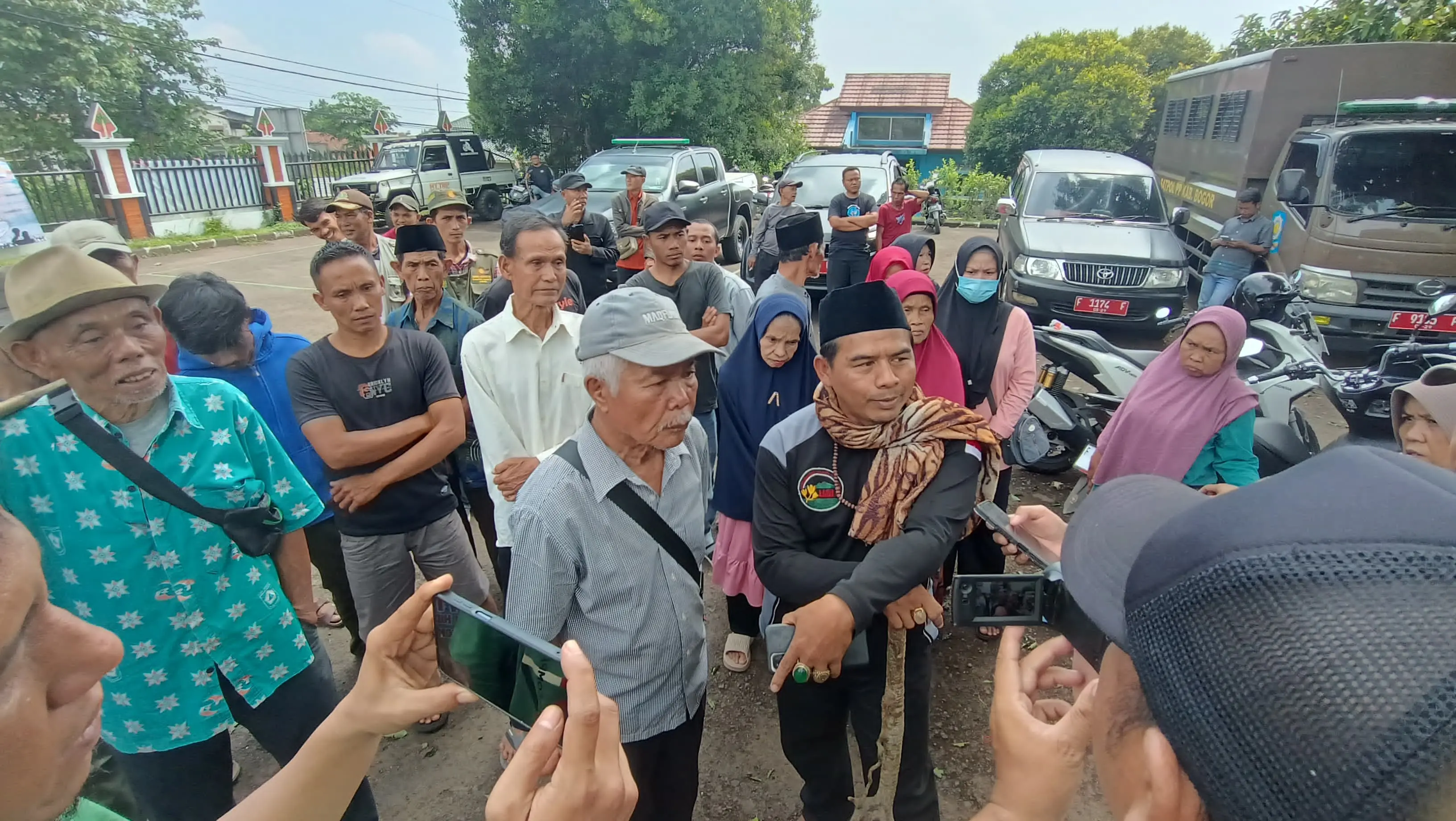PT PMC Diduga Buldoser Lahan Pertanian Tanpa Izin, Warga Tamansari Geruduk Kantor Camat
