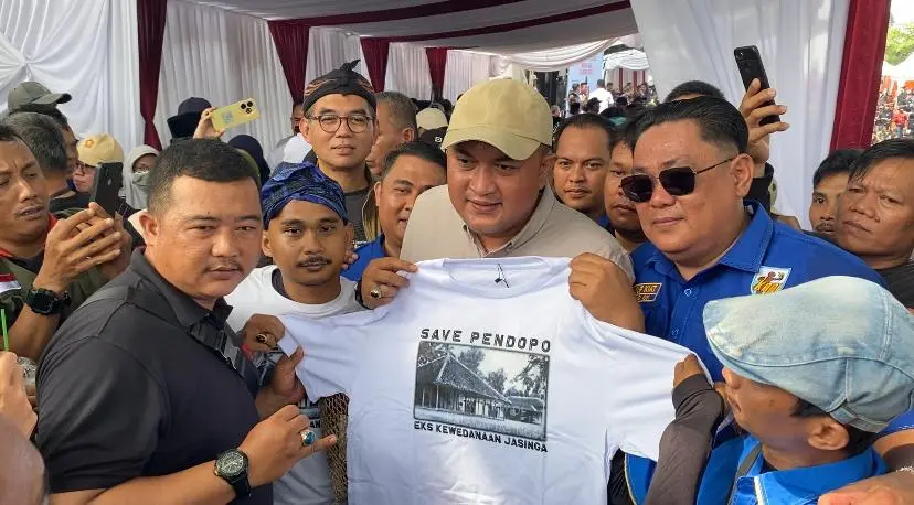 Warga Jasinga Hadiahkan Baju 