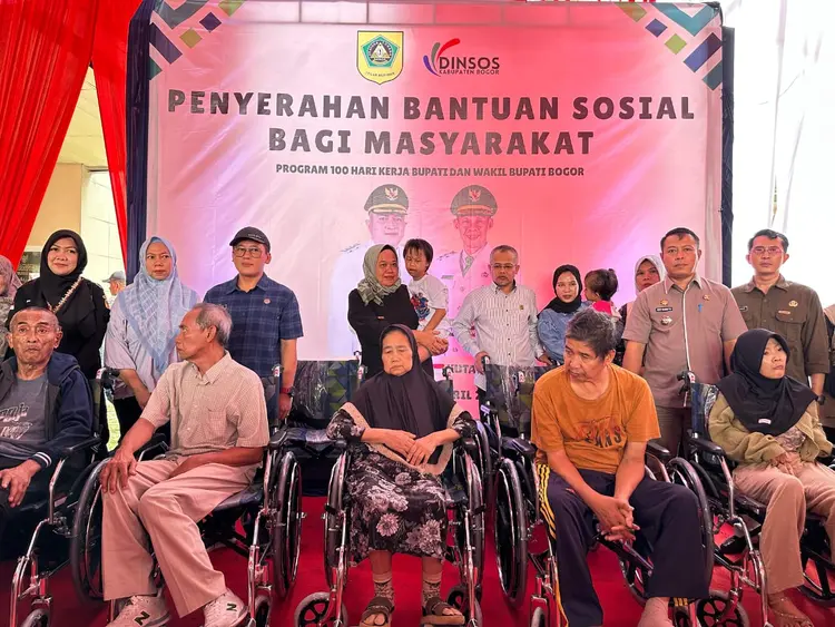 Pemkab Bogor Salurkan Kursi Roda dan Gerobak untuk Warga Miskin dan Disabilitas
