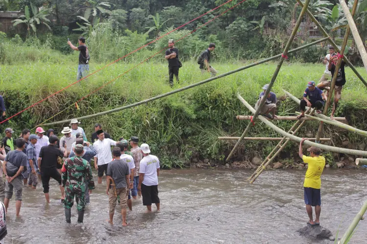 Jaro Ade Tinjau Pembangunan Jembatan Rawayan di Desa Cihideung - Desa Petir