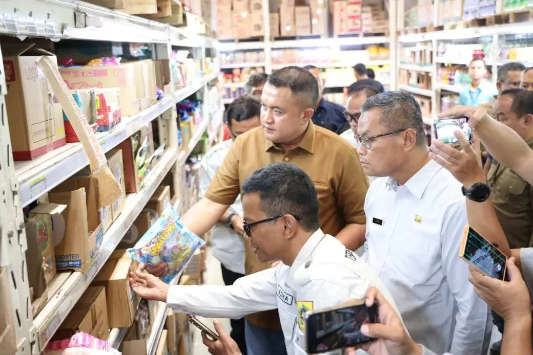 Bupati Bogor Sidak ke Supermarket Besar di Cibinong, Pastikan Peredaran Produk Mengandung Babi Tidak Beredar