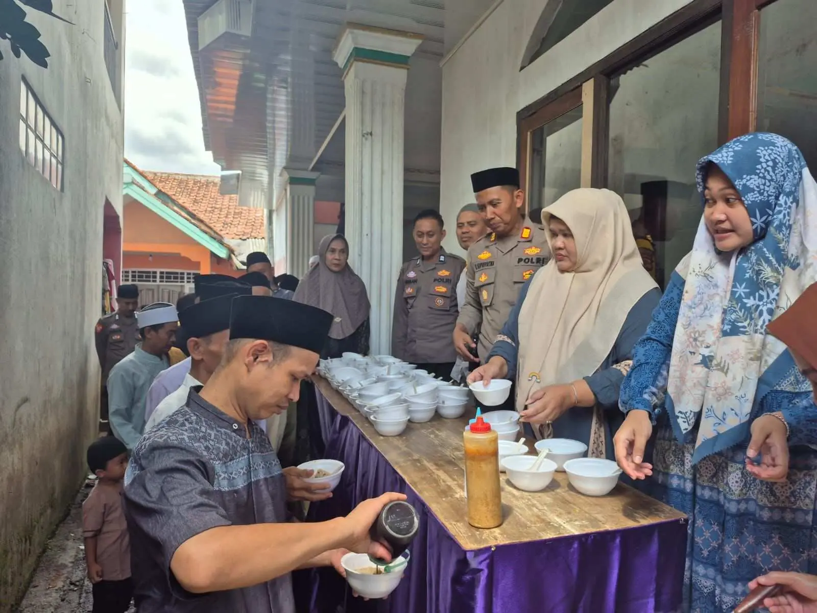 Membangun Silaturahmi, Kapolsek Nanggung Berbagi Makanan Usai Salat Jumat