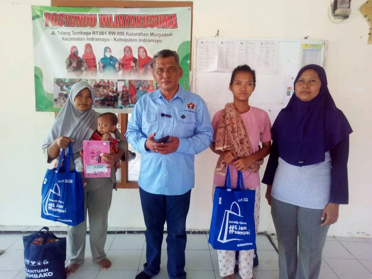 Peduli Sosial, Plt Ketua PWI Indramayu Salurkan Vitamin dan Sembako