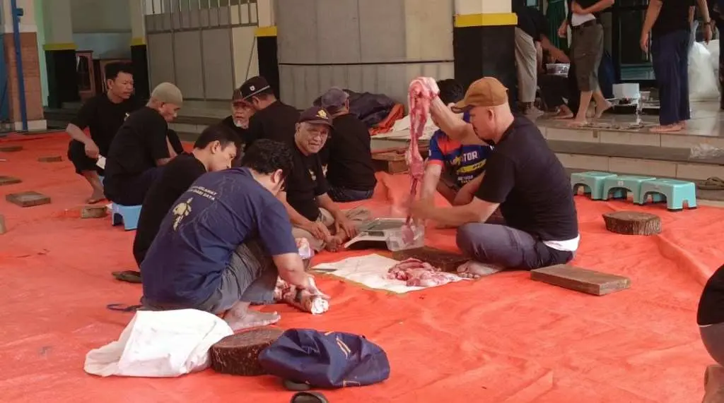 PT Antam Pongkor Potong Hewan Qurban sambil Diawasi Oleh Diskanak Kab Bogor