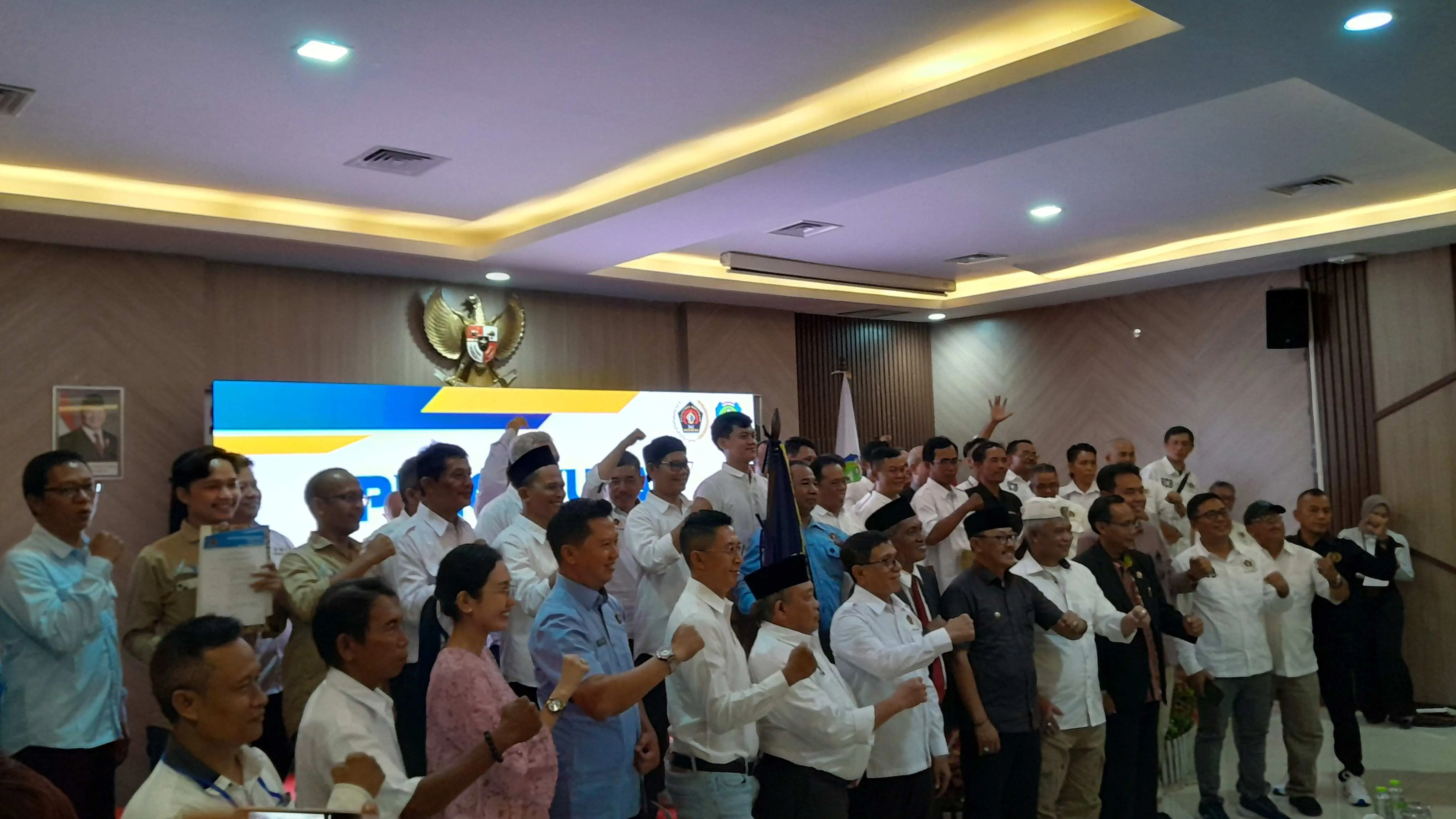Hendry CH Bangun Pimpin Langsung Pengukuhan PWI se-Jawa Barat di Indramayu