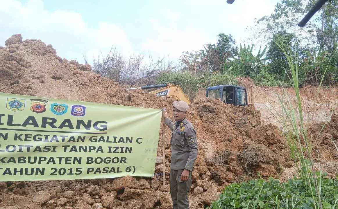 Satpol PP Pasang Peringatan, Galian Tanah Cikuda Diduga Tak Berizin