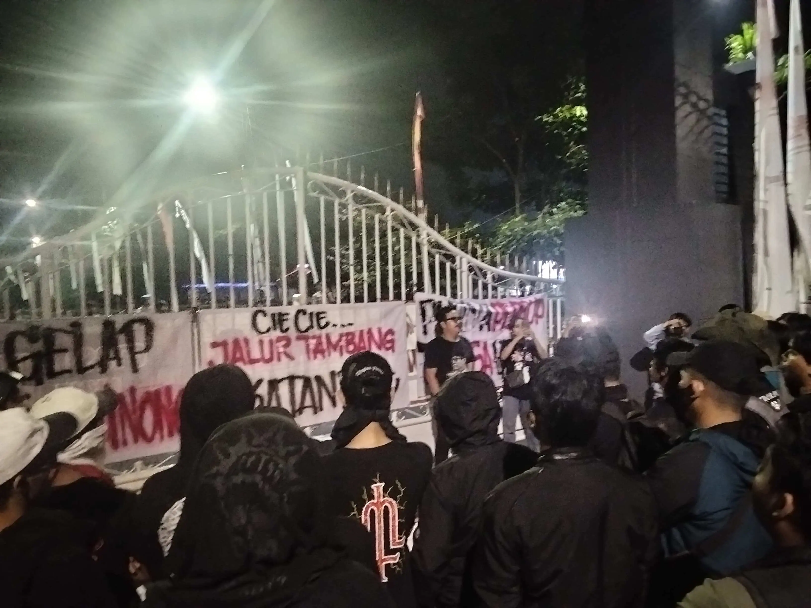 Mahasiswa Gelar Aksi didepan Kantor Bupati Bogor, Tuntut Jalur Tambang dan PJU di Rumpin