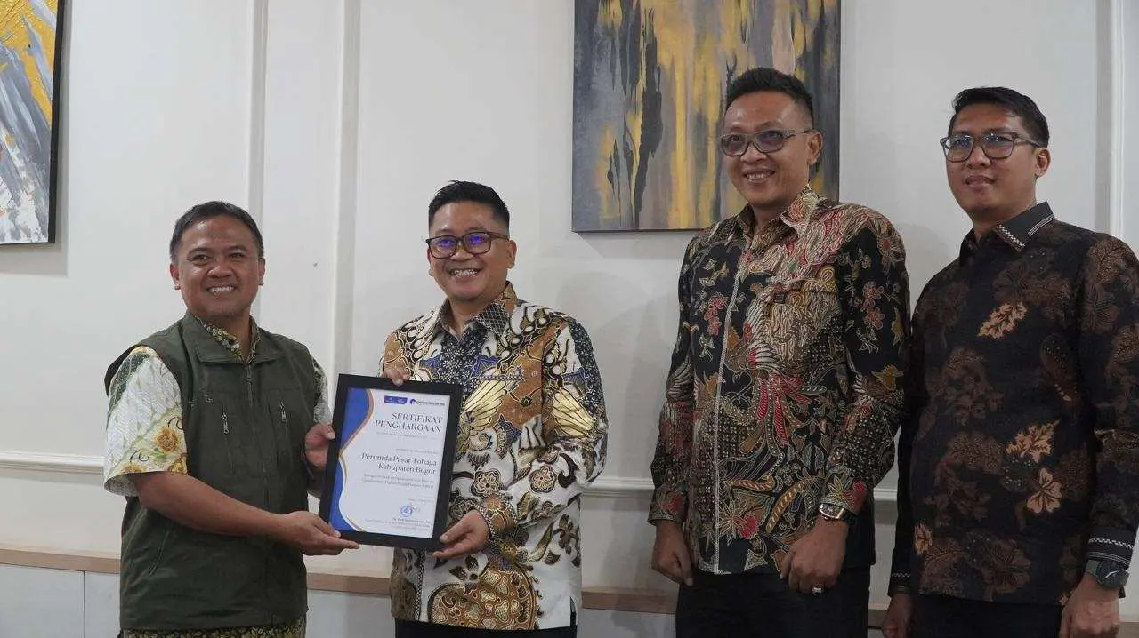 Sukses Gelar Inovasi Digital Marketing, IPB University Beri Award Perumda Pasar Tohaga 