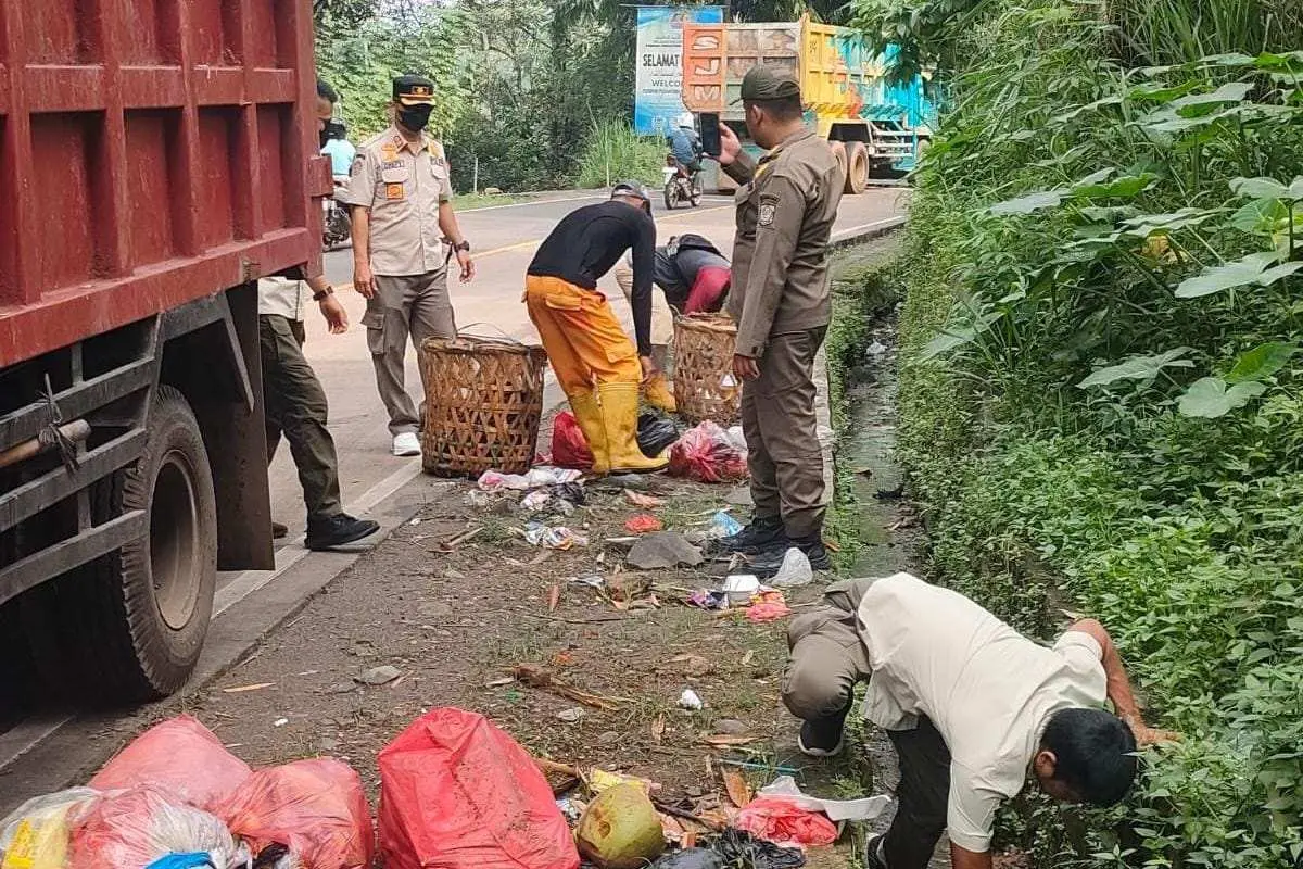 Satpol PP Leuwisadeng Sikat Sampah Liar, Jalan Kosol Bebas Bau Busuk
