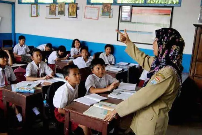 Dicoretnya Tunjangan Guru Banten, Tamparan untuk Negara yang Abai