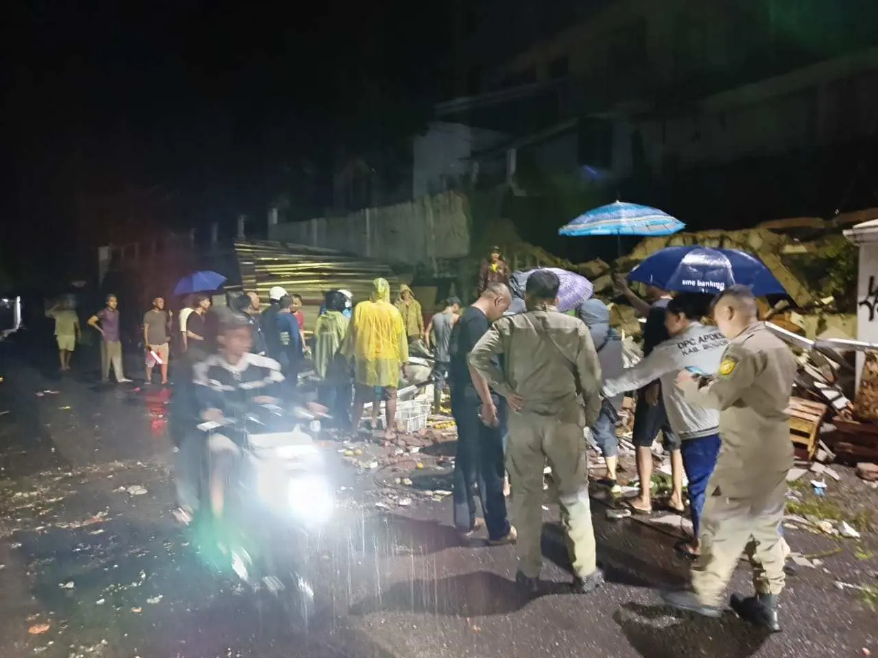 Pedagang Buah Di Desa Kalong Satu Kritis Tertimpa Tebingan TPT