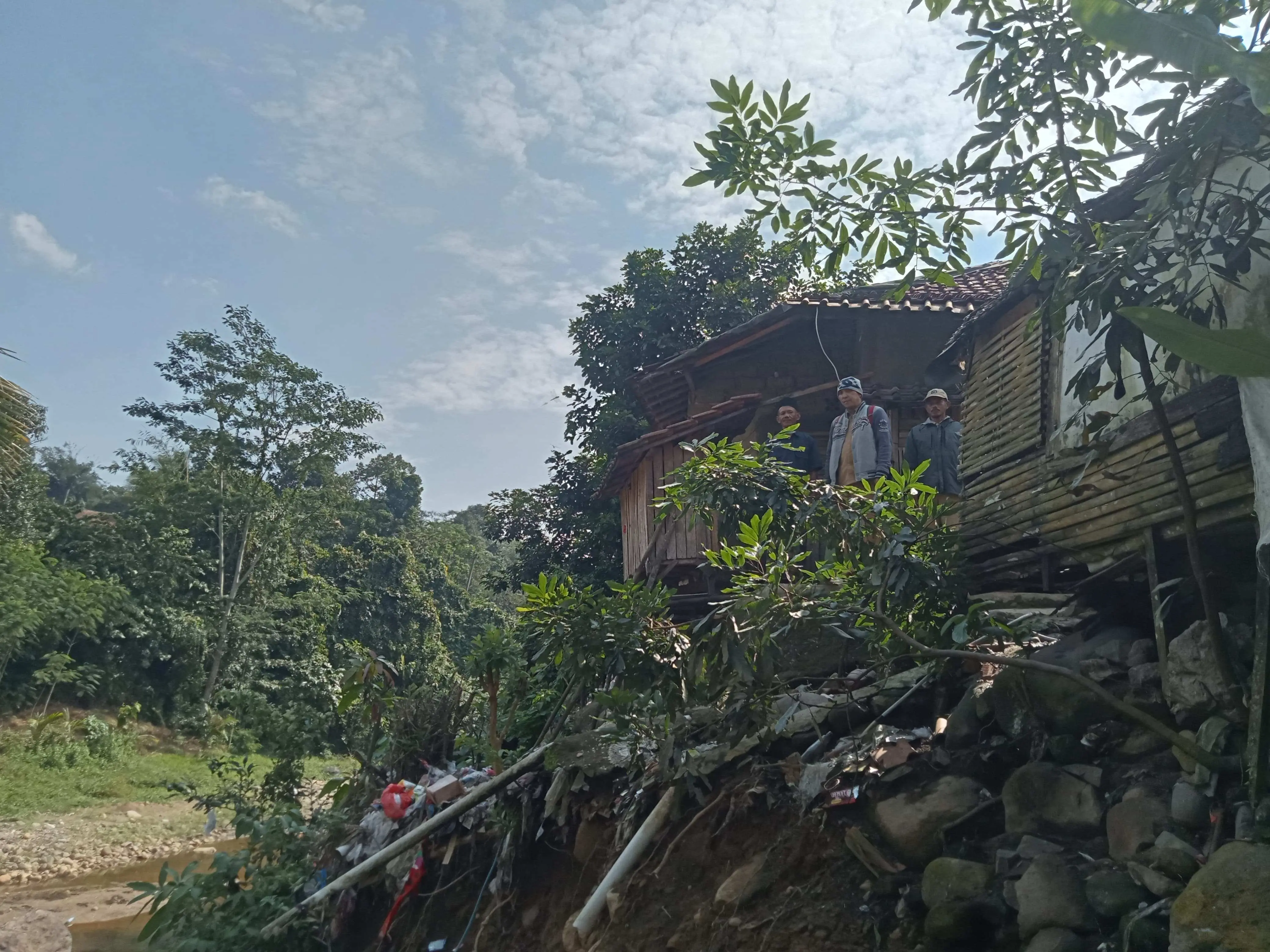 Sungai Cipaneungteung Longsor, UPT Infrastruktur Irigasi Kelas A Wilayah V Siapkan Tindakan