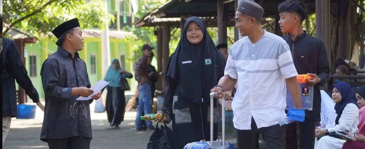 Siap Emban Pendidikan, Ratusan Santri Baru Tiba di Pesantren UQI