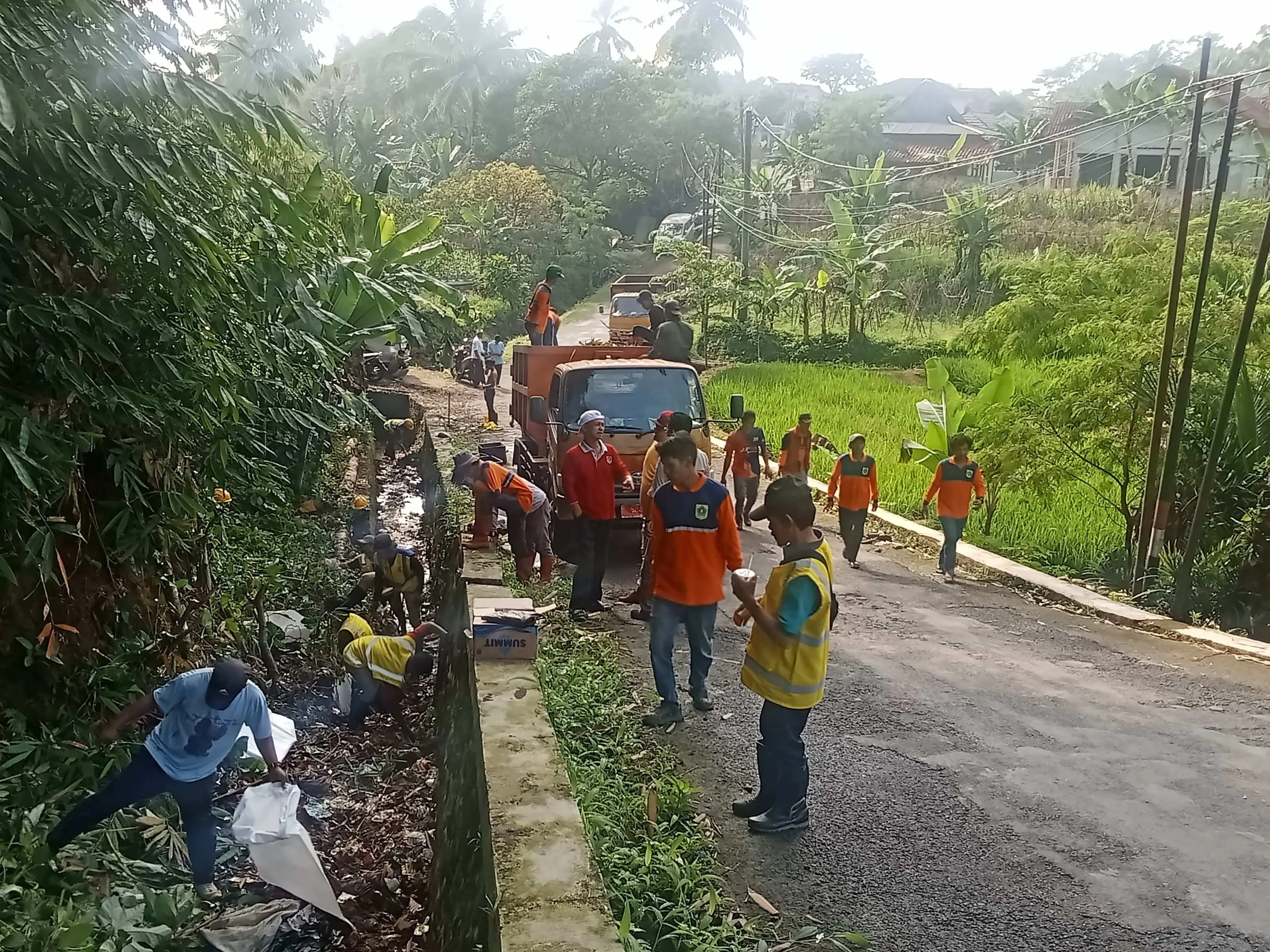 Warga Keluhkan Sumbatan Drainase di Cigudeg, UPT Irigasi Wilayah V dan DLH Jasinga Langsung Gerak Cepat