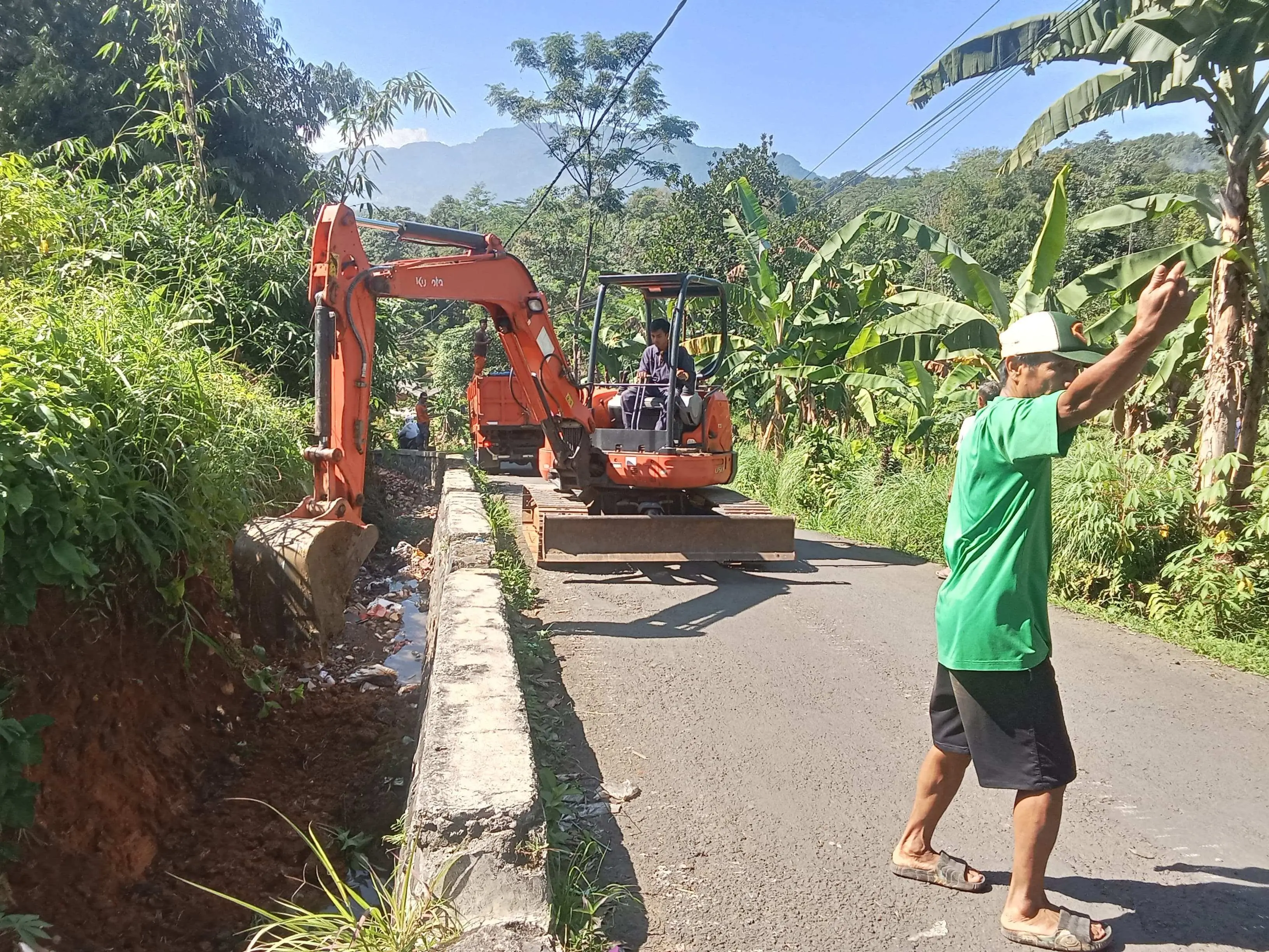 Tiga UPT Bergerak Cepat Bersihkan Drainase Tersumbat di Cigudeg