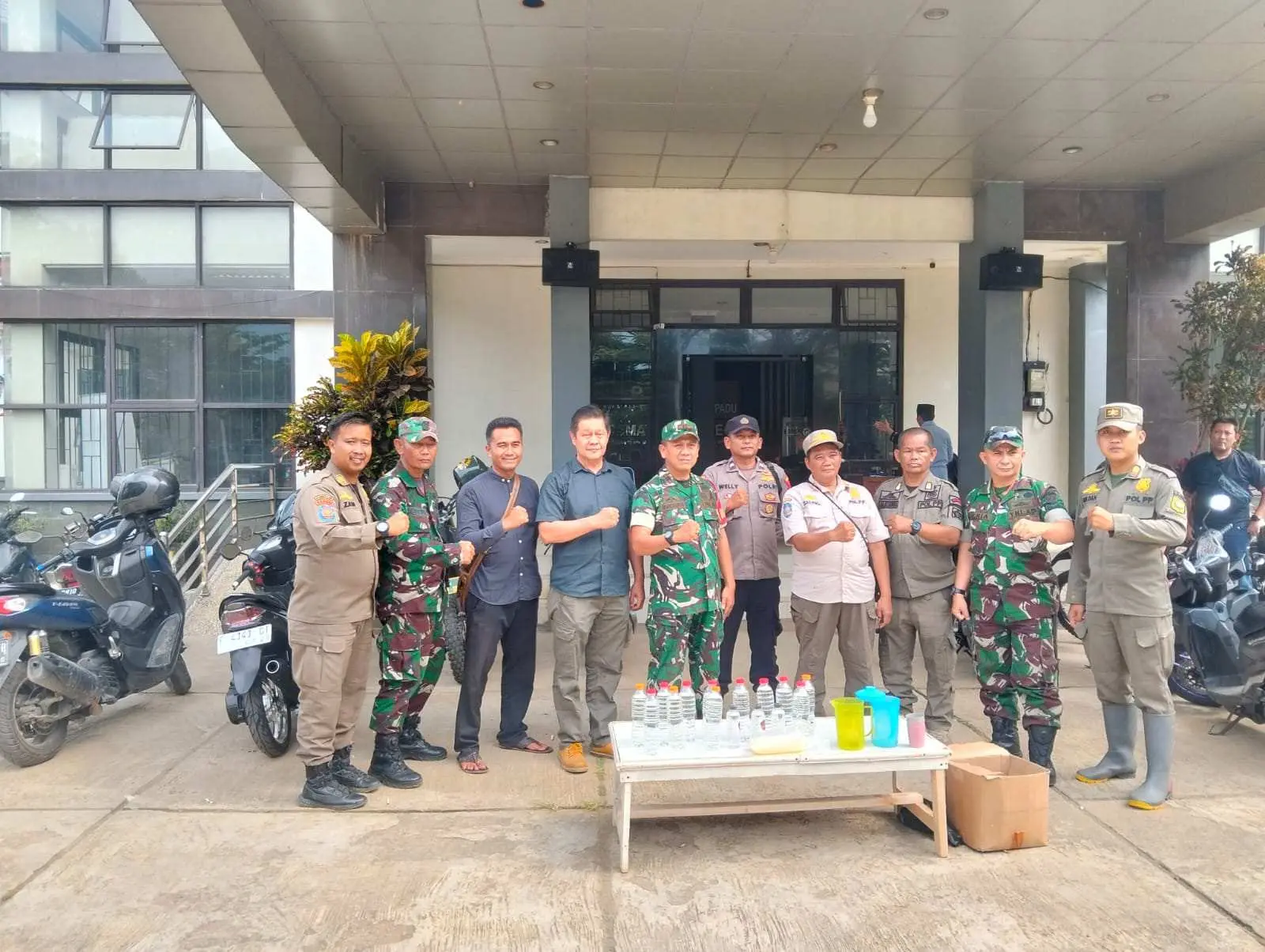 Gercep Terima Aduan Warga, TNI dan Polisi Gerebek Kios Miras Ciu di Cigudeg