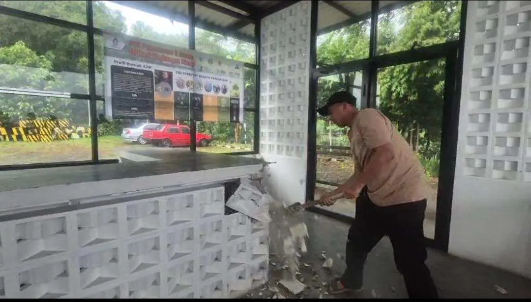Wujud Komitmen PT BAP, Relakan Kafe Edukasi Dibongkar Demi Lingkungan Puncak