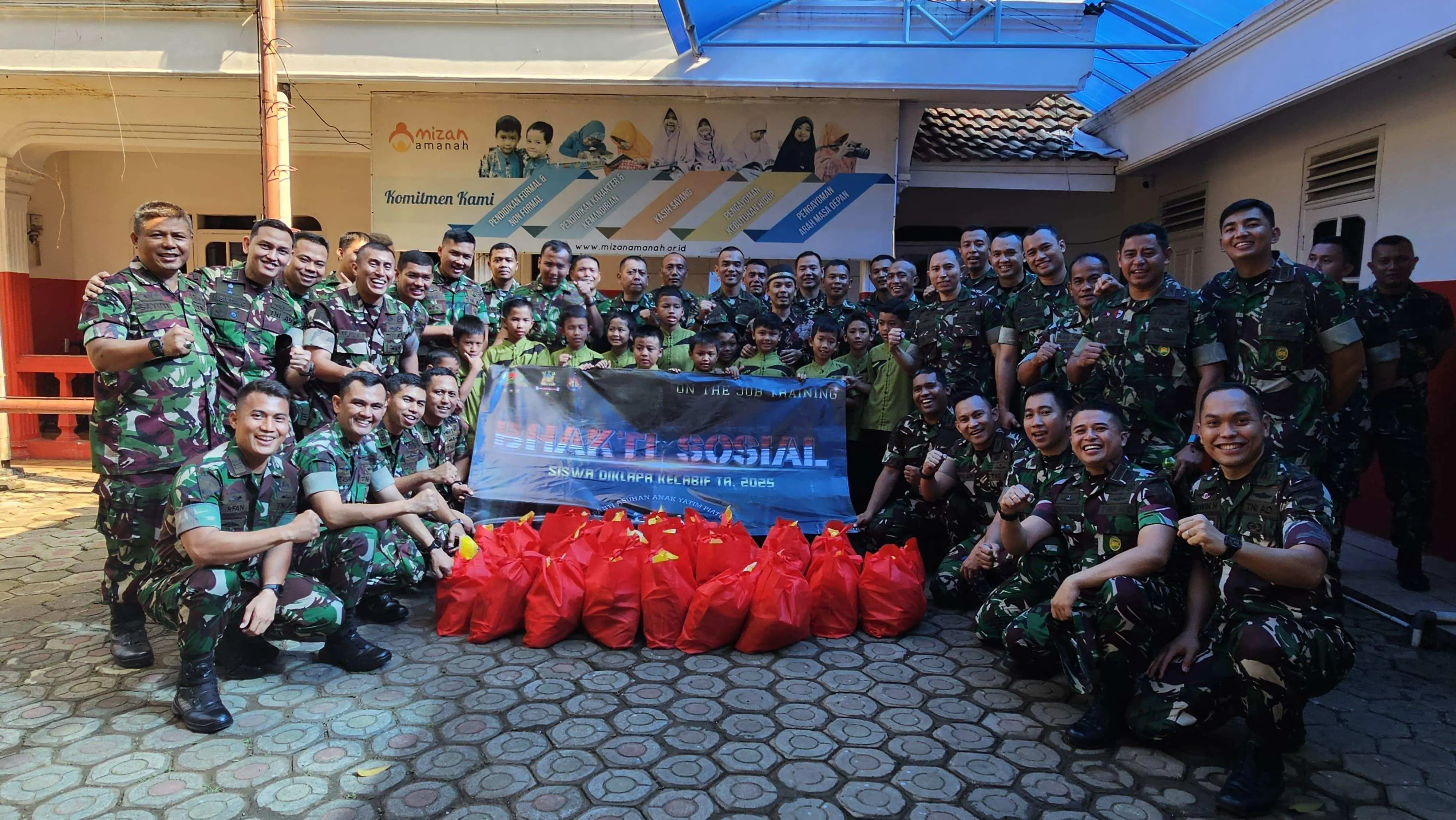 Mempererat Kemanunggalan TNI dan Rakyat Puluhan Siswa Diklapa Infanteri TNI AD Santuni 50 Anak Yatim Piatu 
