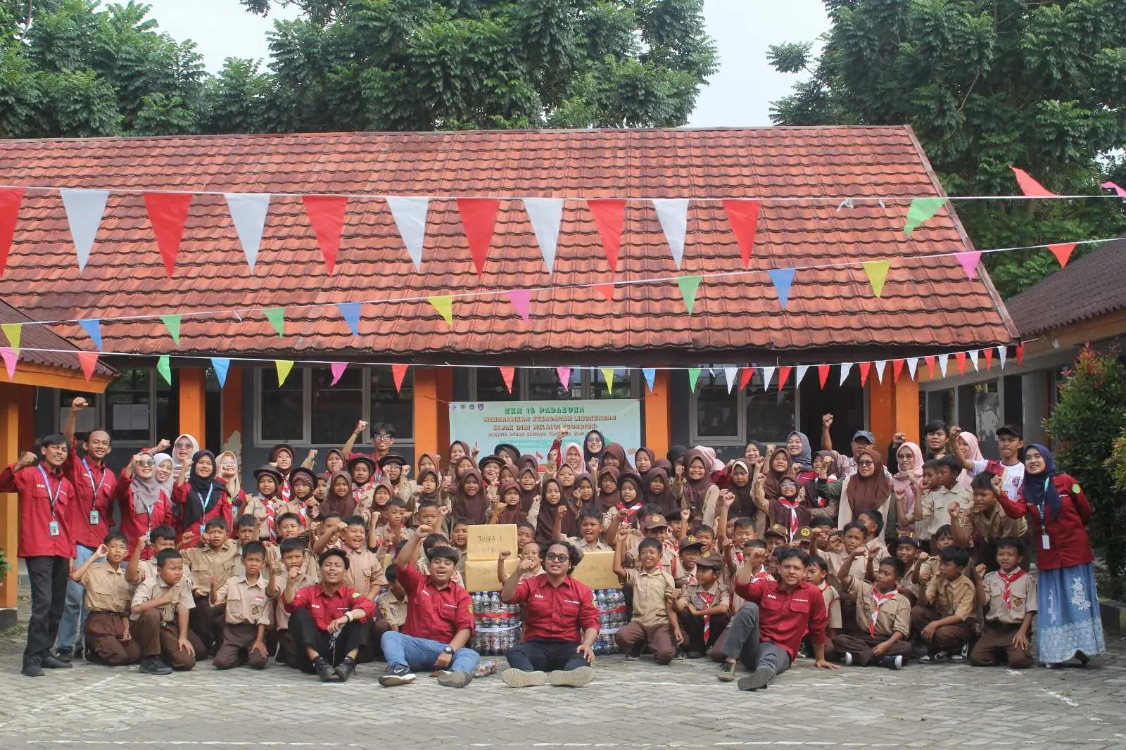Mahasiswa KKN UIKA Kelompok 15 Adakan Edukasi Pengolahan Sampah Plastik Jadi Ecobrick di SDN Ciomas 03