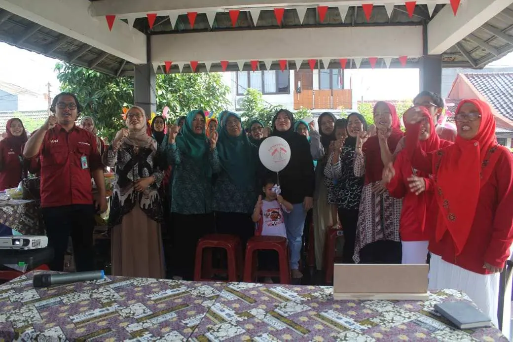 Mahasiswa KKN UIKA Ajak Ibu-Ibu Padasuka Cegah Stunting Lewat Pelatihan Masak Nugget Bayam