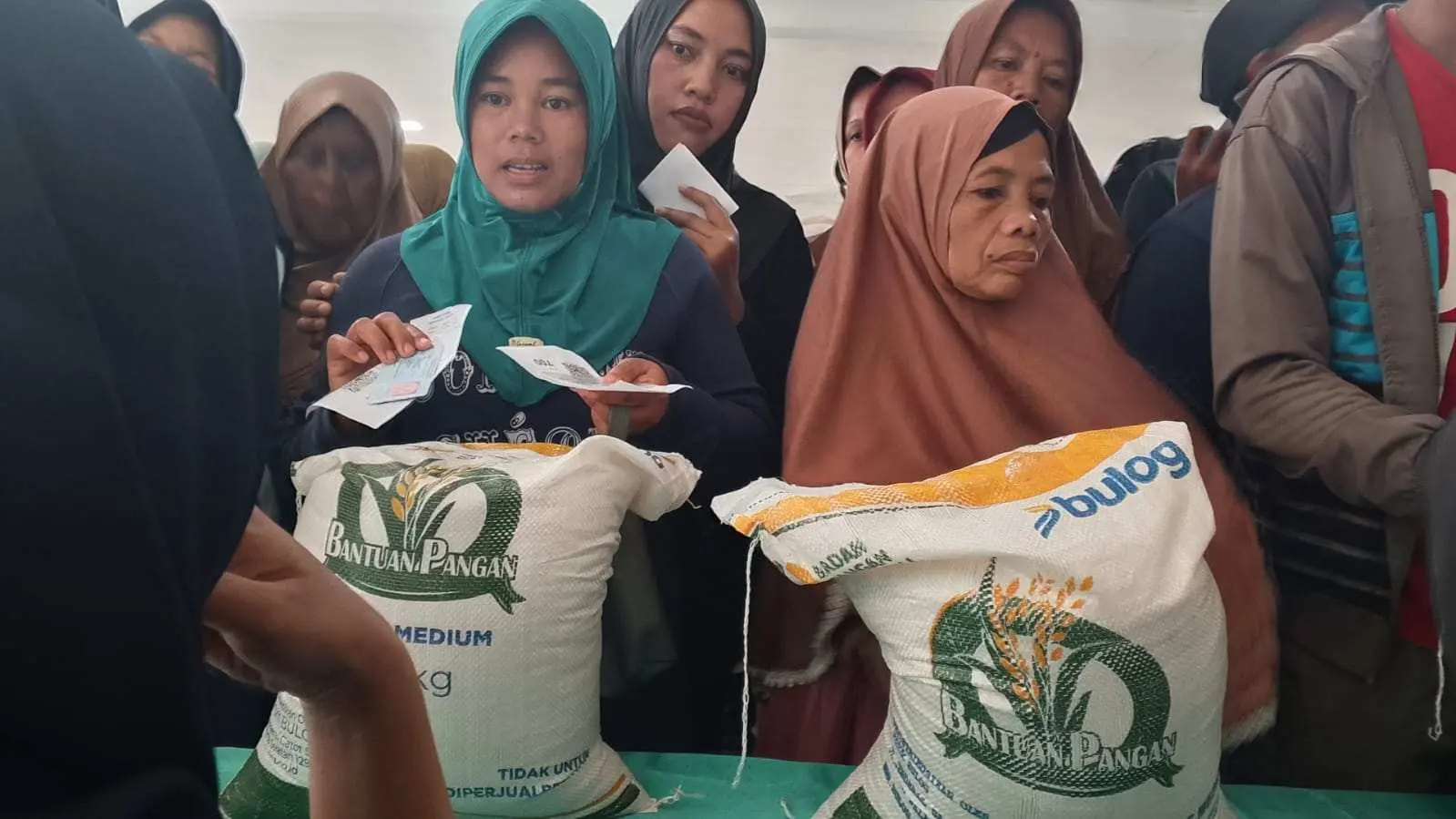Desa Curugbitung Nanggung Salurkan Beras Bulog ke Ribuan Warga