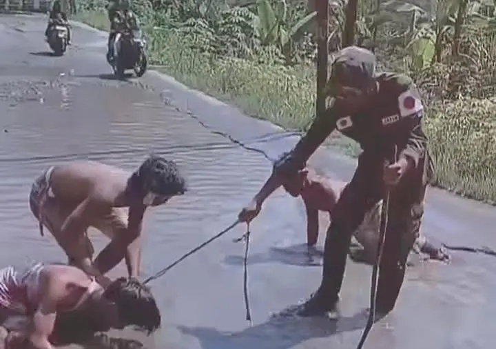 Viral! Warga Sukajaya Gelar Aksi Parodi, Protes Jalan Rusak Saat HUT RI