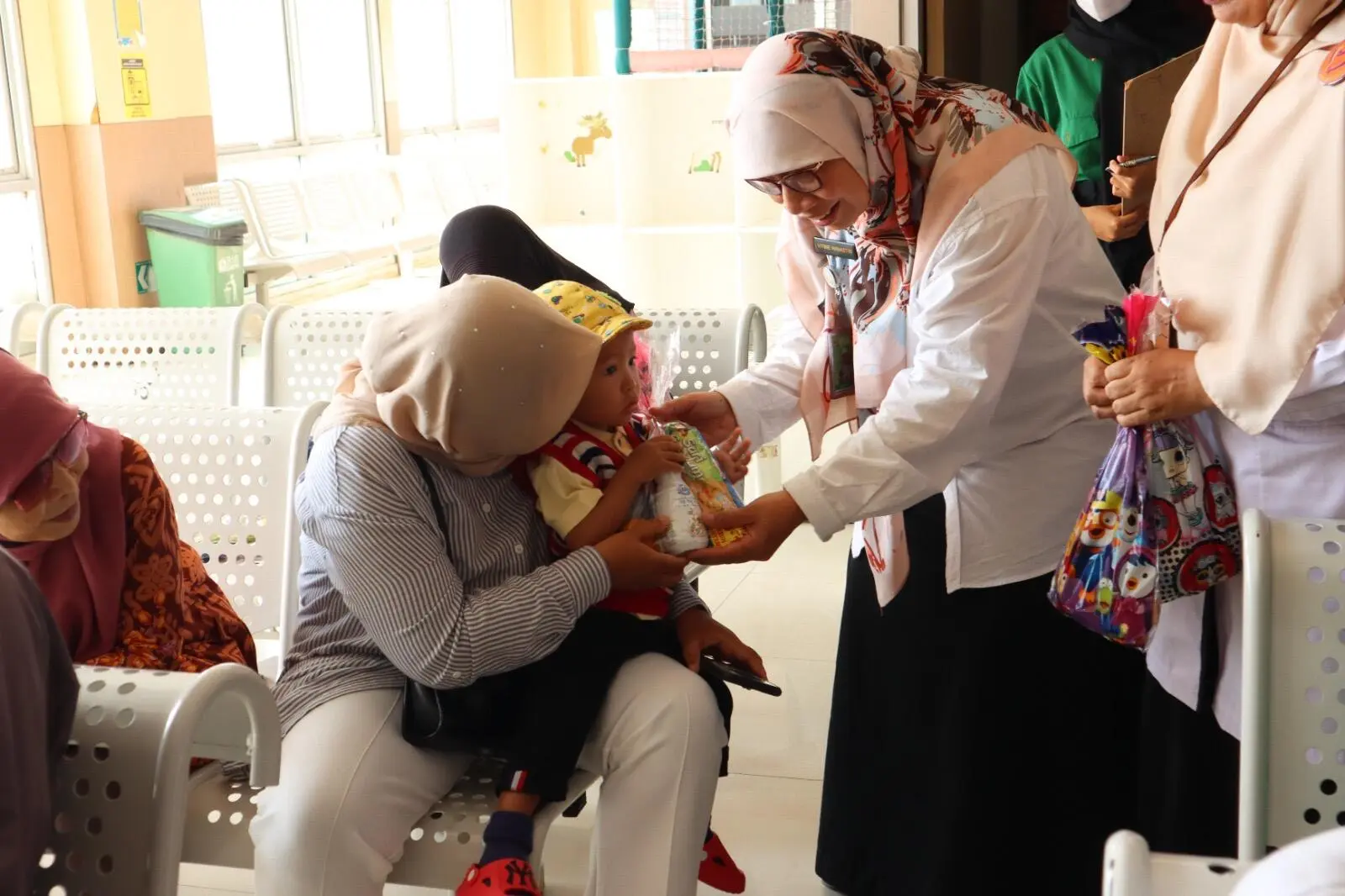 Penuh Kejutan dan Keceriaan! Direktur RSUD R Moh Noh Nur Menyapa dan Berbagi Kebahagiaan dengan Pasien Anak