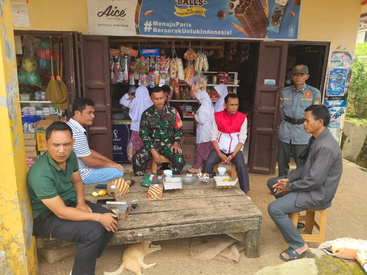 Babinsa Koramil Cigudeg Lakukan Komunikasi Sosial dengan Warga Desa Cileuksa 