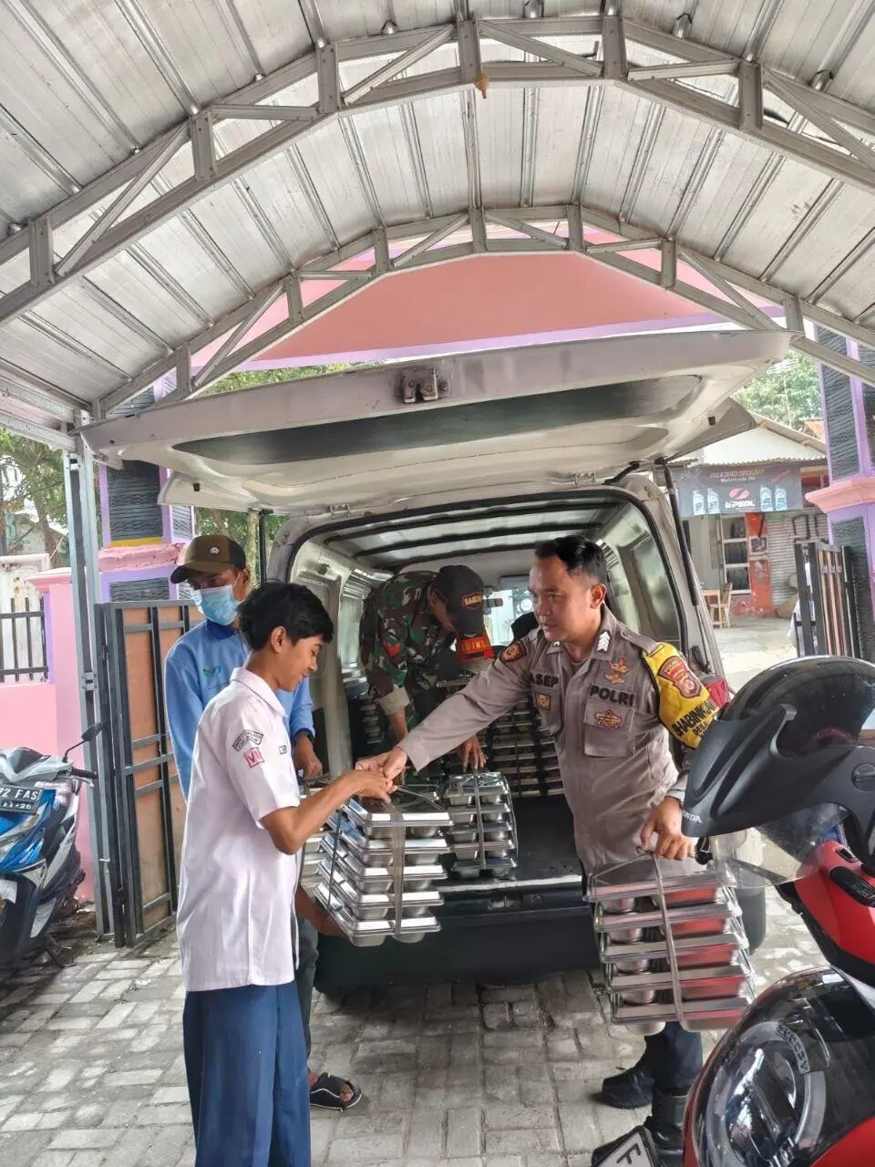 Kolaborasi TNI-POLRI Dorong Keberhasilan Program Makan Bergizi Gratis di Sukajaya