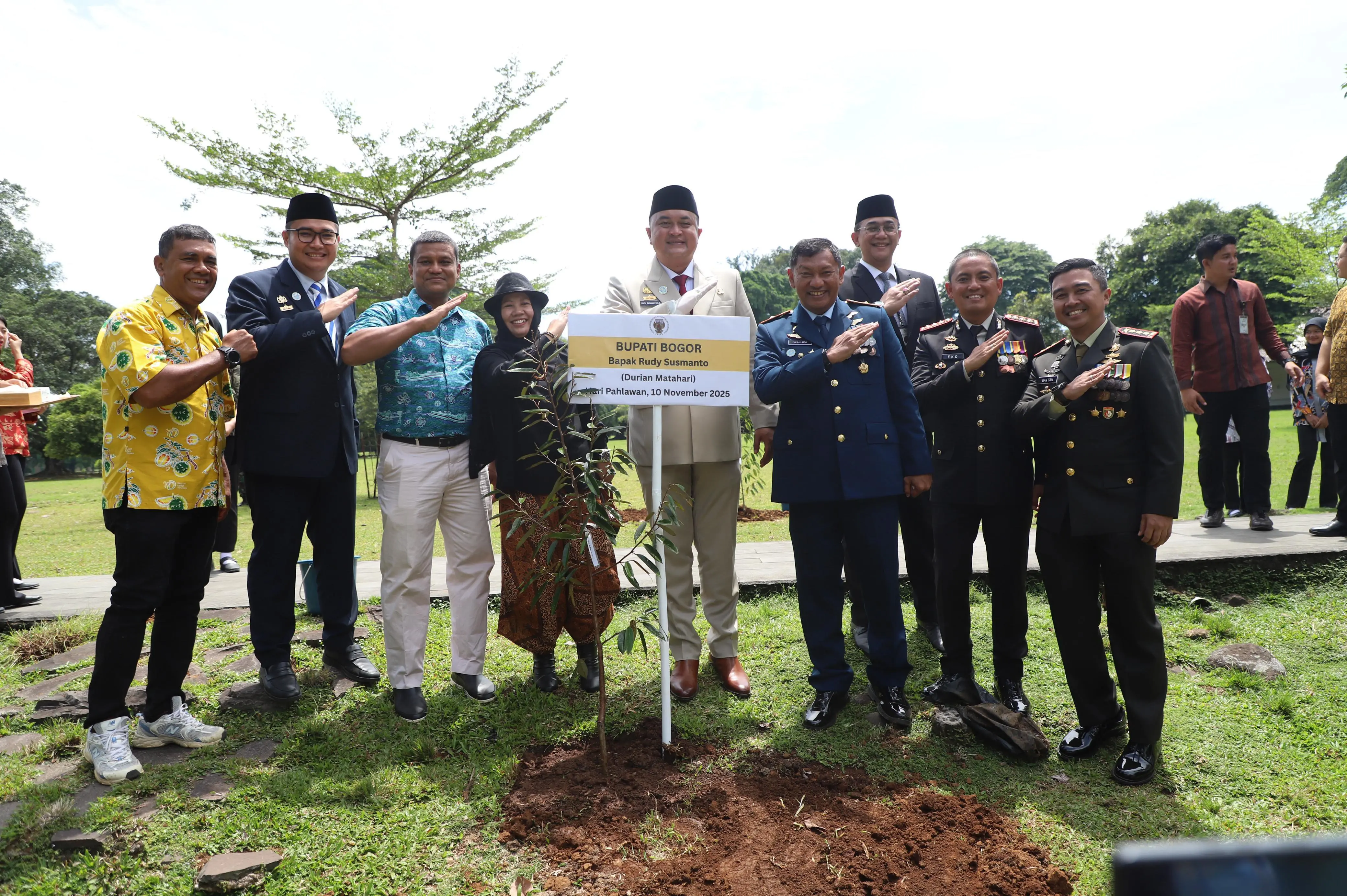 Bupati Bogor Rayakan Hari Pahlawan dengan Menanam Pohon di Istana Kepresidenan