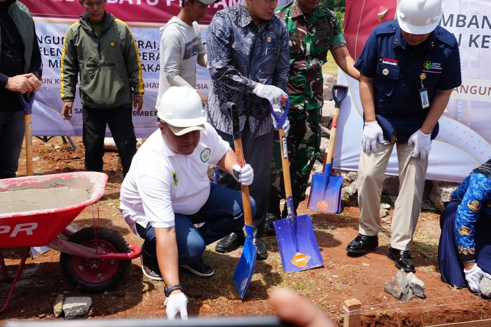 Bupati Bogor dan Menkop RI Lakukan Peletakan Batu Pertama di Kelurahan Koperasi Merah Putih