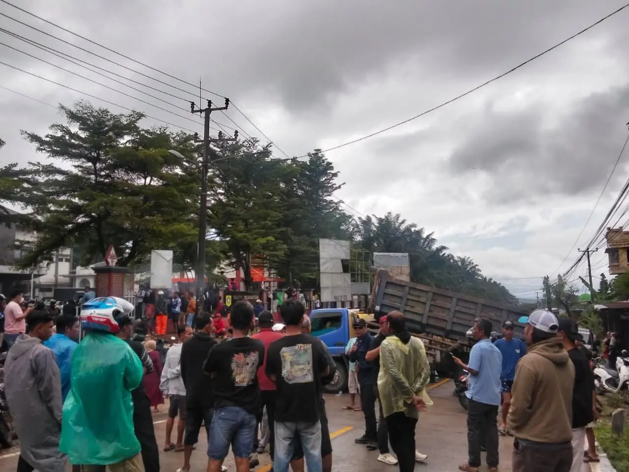 Tuntut Kompensasi Pasca Penutupan Tambang Oleh KDM, Masa Aksi Blokade Jalan Raya Cigudeg dengan Truk