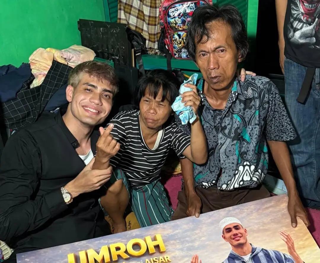 Aisar Khaled Selebgram Malaysia Umrohkan Bapak Sudrajat yang Viral dari Jualan Es Gabus Jadul
