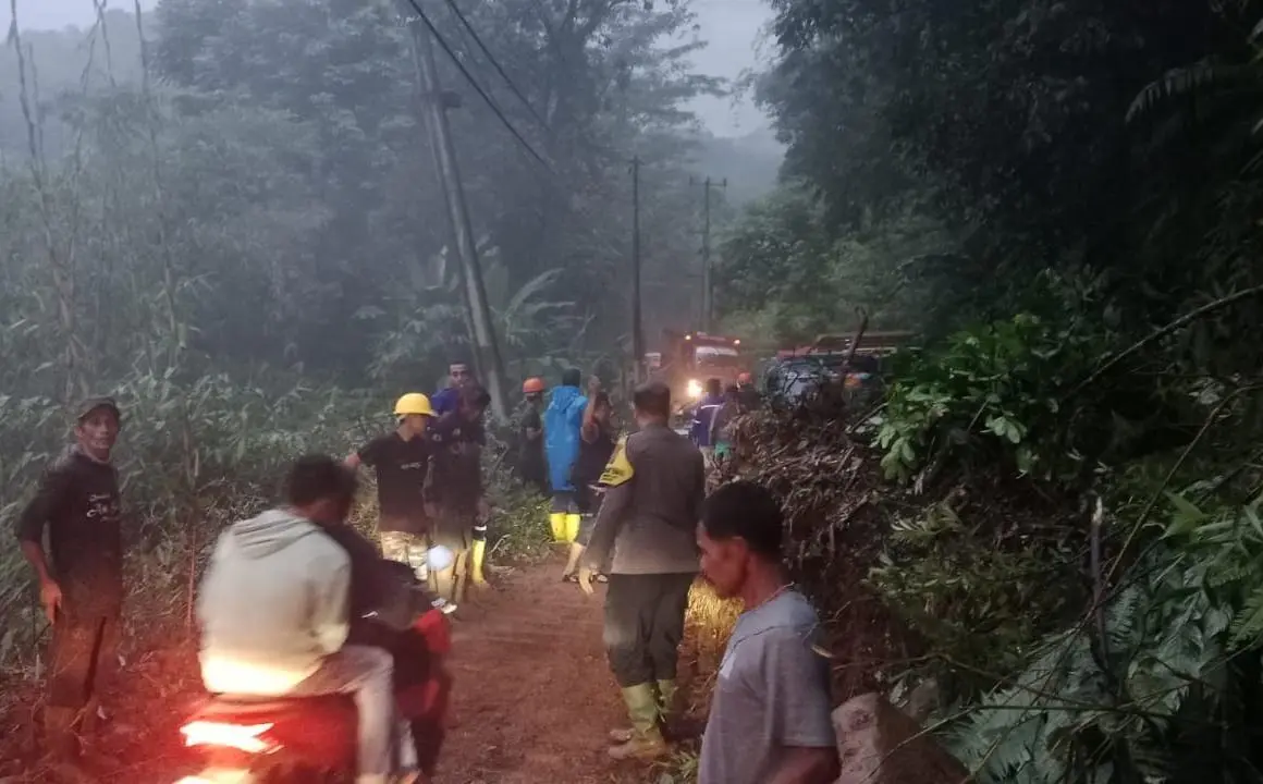 Jalan Penghubung 3 Desa di Kecamatan Nanggung Lumpuh Akibat Longsor
