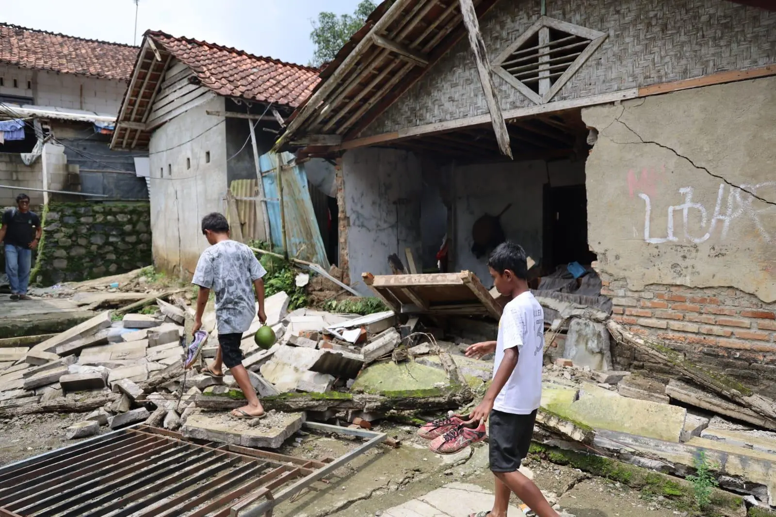 Bupati Bogor Komitmen Bantu Korban Pergeseran Tanah di Sukamakmur